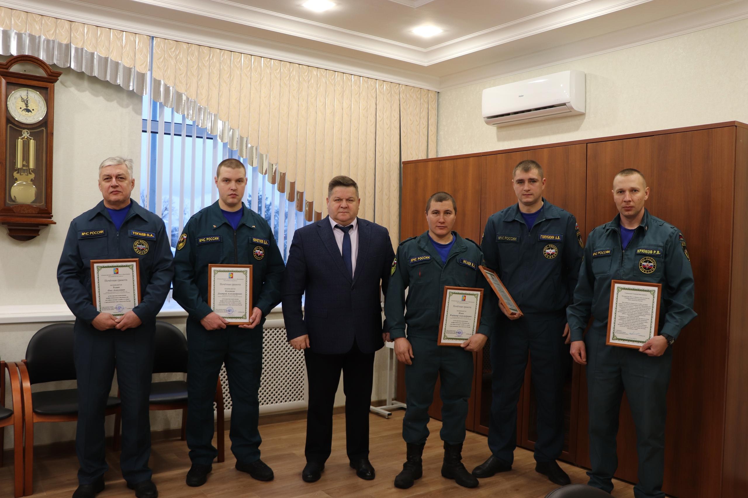 В День спасателя глава администрации Кузоватовского района поблагодарил героев огненной профессии.