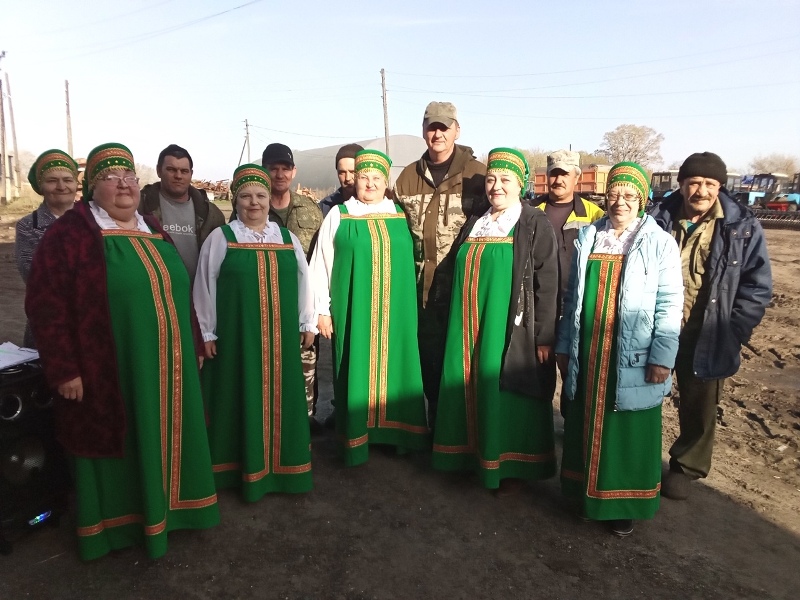 Творческие коллективы Кузоватовского района выступили с небольшими концертными программами для трудовых коллективов крестьянско-фермерских хозяйств.