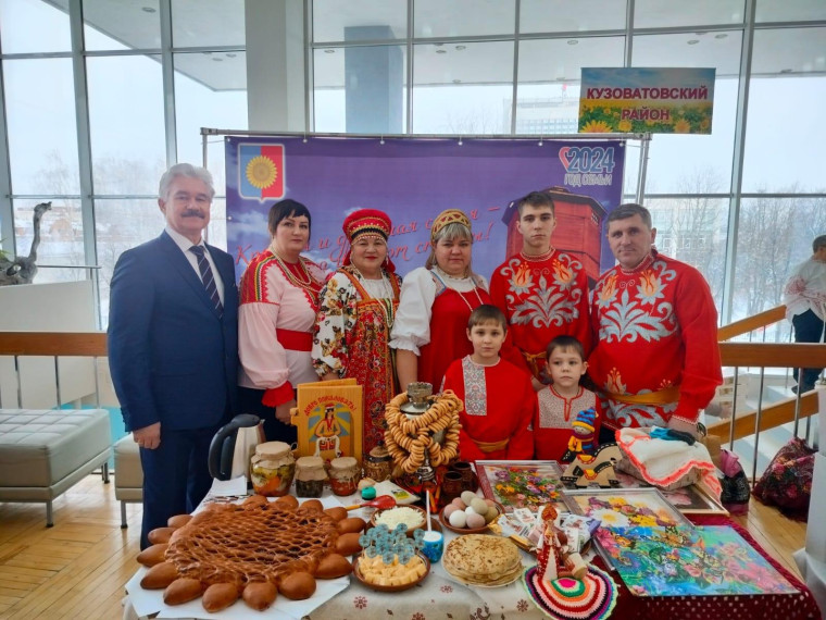 Губернатор дал старт Году семьи в Ульяновской области.