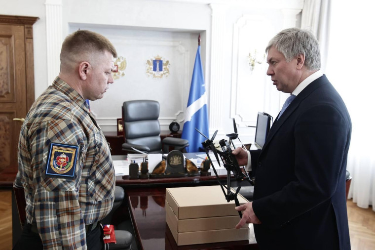 Губернатор Ульяновской области Алексей Русских передал военным очередную партию дронов "Пиранья".