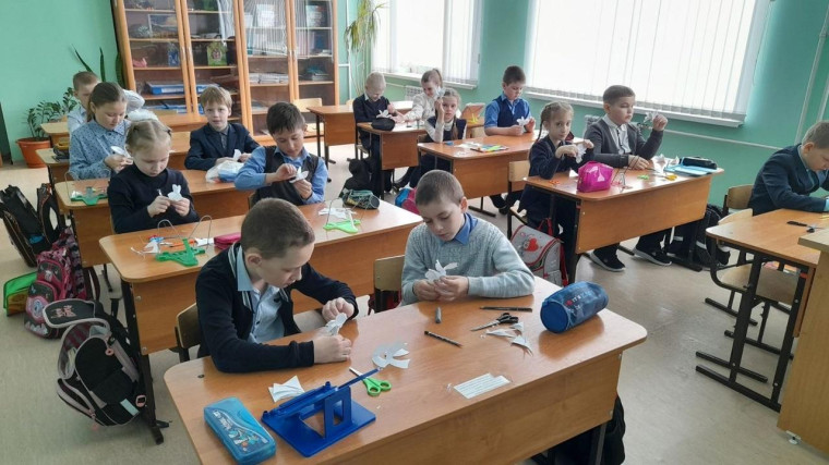 Ученики Кузоватовской начальной школы участвуют во Всероссийской акции &quot;Цветок надежды&quot;.