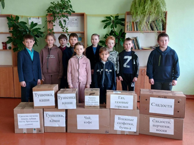 Учащиеся средней школы поселка Приволье собрали гуманитарную помощь для наших бойцов..