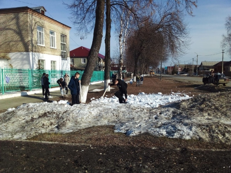 В рамках двухмесячника по благоустройству в Кузоватовском районе прошел первый весенний субботник.
